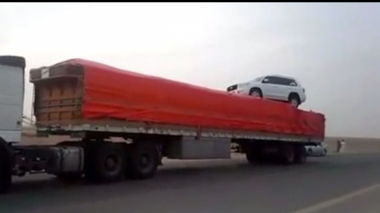 "لاند كروزر" تطير وتستقر فوق شاحنة