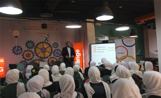 طالبات مدرسة جاوا يزرن مجمع الحسين للأعمال