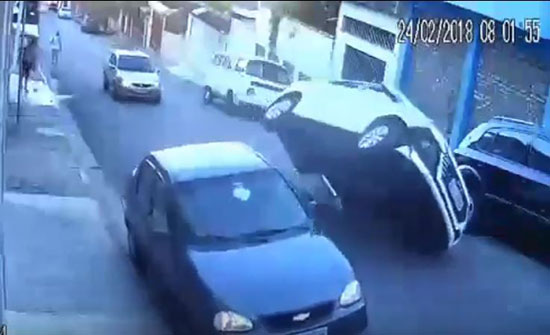 حادث تصادم مروع بين أكثر من سيارة (فيديو)