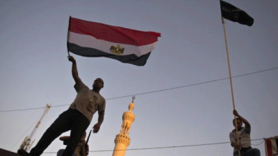 أمريكا تسمح لموظفين بسفارة مصر المغادرة، وقوة مارينز تتأهب