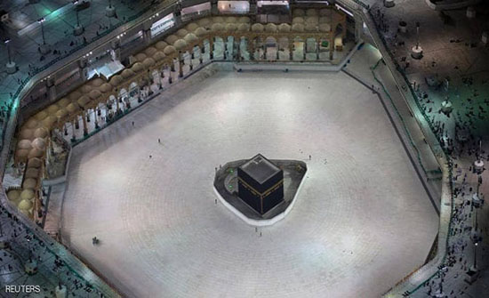 كيفية تعقيم صحن الطواف حول الكعبة.. السديس يشرف على التعقيم