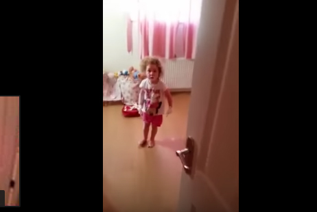 بالفيديو - أم تركت طفليها لدقائق وما وجدته بعد عودتها صادم!!