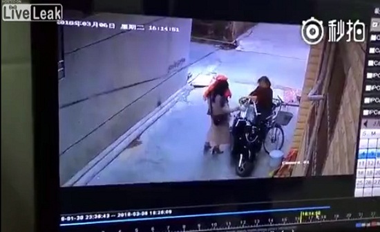 بالفيديو.. "مختلّ" يطعن سيدتين أثناء وقوفهما أمام منزلهما بالفيديو.. "مختلّ" يطعن سيدتين أثناء وقوفهما أمام منزلهما