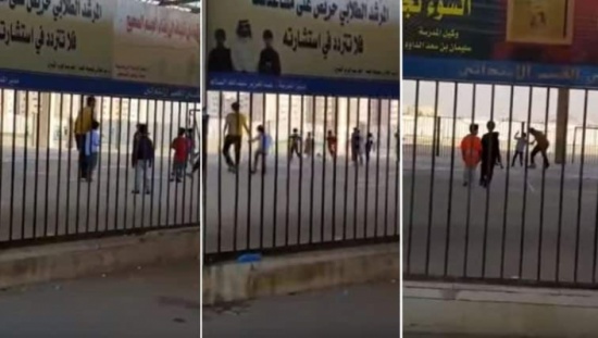 بالفيديو: موقف إنساني لمعلم  يحقق أمنية أحد طلابه المكفوفين بلعب كرة القدم