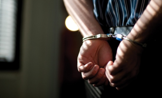 مطاردة أمنية في عمان .. والقاء القبض على مطلوب بسيارة مسروقة