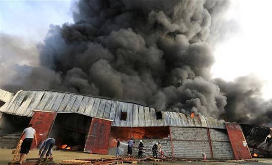 قيادات حوثية وراء إحراق مخازن إغاثة أممية بالحديدة