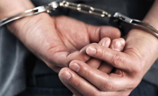القبض على مطلوب بحقه 30 طلبا قضائيا في الزرقاء القبض على مطلوب بحقه 30 طلبا قضائيا في الزرقاء