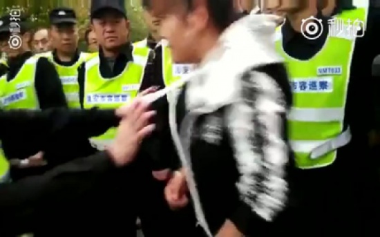 شاهد: ماذا فعل شرطي مع بائعة بصقت عليه في الصين؟ شاهد: ماذا فعل شرطي مع بائعة بصقت عليه في الصين؟