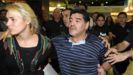 الشرطة تتدخل لفض شجار عنيف بين مارادونا وصديقته في فندق بمدريد الشرطة تتدخل لفض شجار عنيف بين مارادونا وصديقته في فندق بمدريد