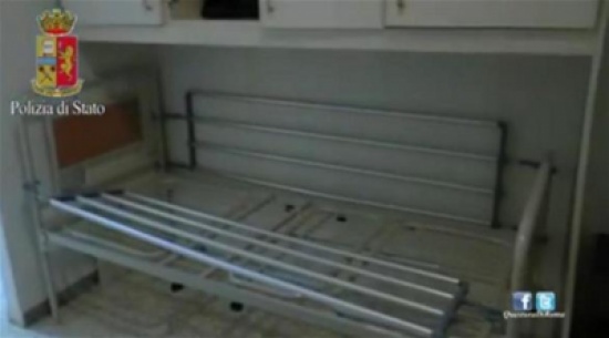 امرأة تحتجز سبعينياً إيطالياً في سريره لأربع سنوات امرأة تحتجز سبعينياً إيطالياً في سريره لأربع سنوات