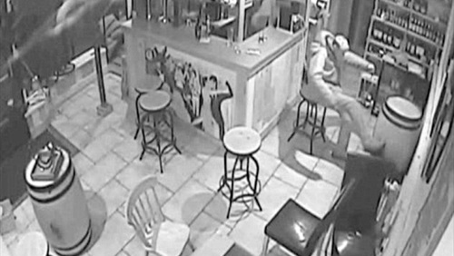 ماذا فعل شاب مخمور مع جرو داخل مطعم ؟