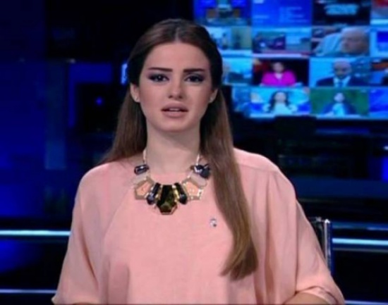 بالفيديو: موقف محرج لمذيعة مباشرة على الهواء
