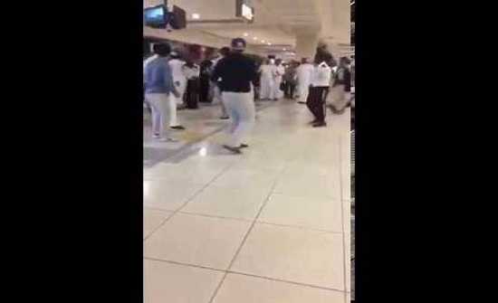 بالفيديو: عراك وطعنات بالخنجر في مول في السعودية.. وهذا هو عدد الإصابات بالفيديو: عراك وطعنات بالخنجر في مول في السعودية.. وهذا هو عدد الإصابات