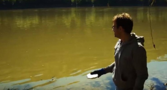 فيديو| رجل يرمي قطعة صوديوم كبيرة في بحيرة.. شاهدوا ماذا حدث!