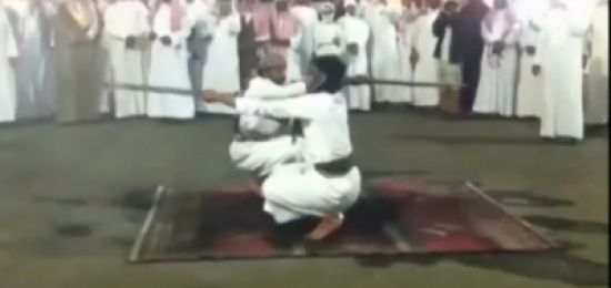 بالفيديو.. شاب يطلق النار على نفسه عن طريق الخطأ