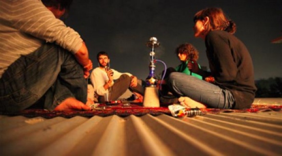 أمسية واحدة فقط من تدخين النرجيلة قد تجلب السرطان