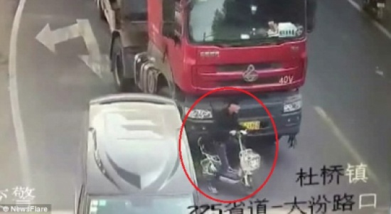 «فيديو» لحظات توقف القلب .. شاحنة ضخمة تدهس سائق دراجة ومصيره سيصدمكم! «فيديو» لحظات توقف القلب .. شاحنة ضخمة تدهس سائق دراجة ومصيره سيصدمكم!