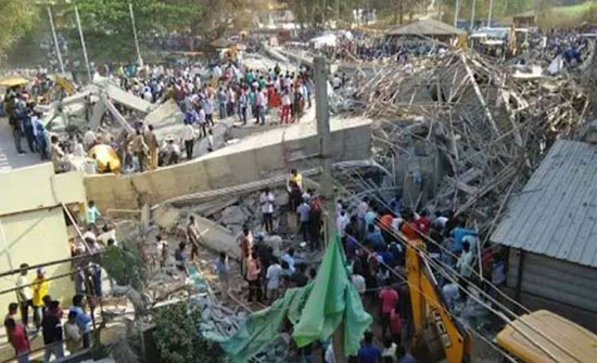 بالفيديو : 40 شخصا تحت الأنقاض جراء انهيار مبنى سكني في الهند