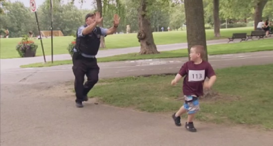 سباق بين شرطي وطفل