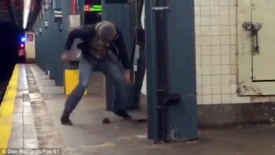 شاهد.. فأر يثير ذعر رجل نائم ويحاول العبث بهاتفه