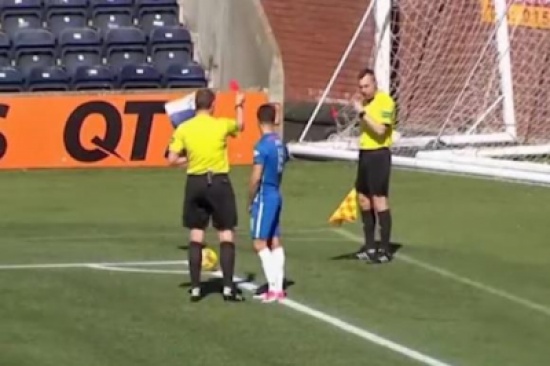 شاهد: حكم مباراة يطرد مساعده بالكرت الأحمر