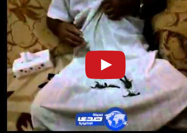 شاب هوايته اللعب مع العقارب