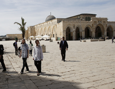 اعتقال يهوديان ألصقا ورقة على باب للأقصى تدعو لإخلائه لبناء الهيكل