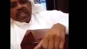 بالفيديو - «خليجي» يشعل مواقع التواصل بتدخينه سيجارة من الذهب الخالص !