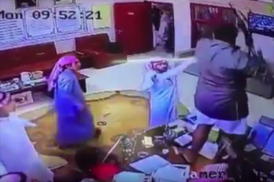 فيديو: طالب يدخل مدرسة حاملاً رشاشاً ويهدد به معلمين حاولوا مصادرته