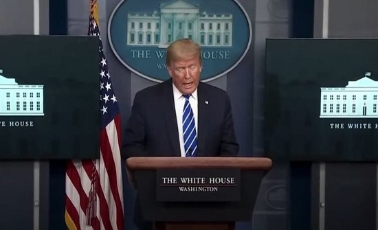 ترمب لمراسل واشنطن بوست.. أنا الرئيس وأنتم أخبار مزيفة