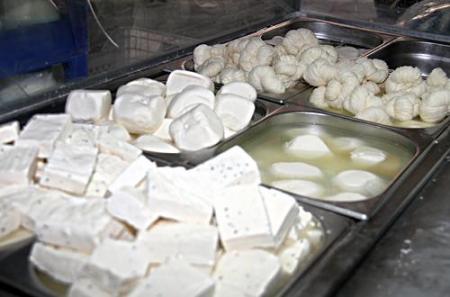 الوحدات : مصنع البان ملئ بالحشرات والجرذان ومياه المجاري تختلط بالمواد الغذائية