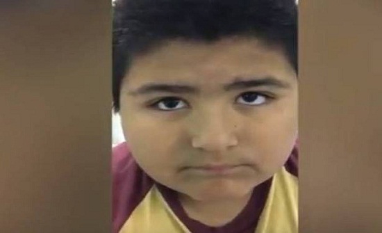 بالفيديو- طفل يبتلع زموراً.. شاهد النتيجة!!