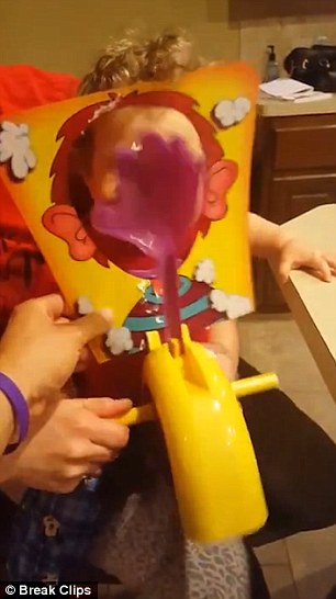 شاهد.. طفل يضحك بطريقة هيسترية بعد ضربه بـ«الكريمة»