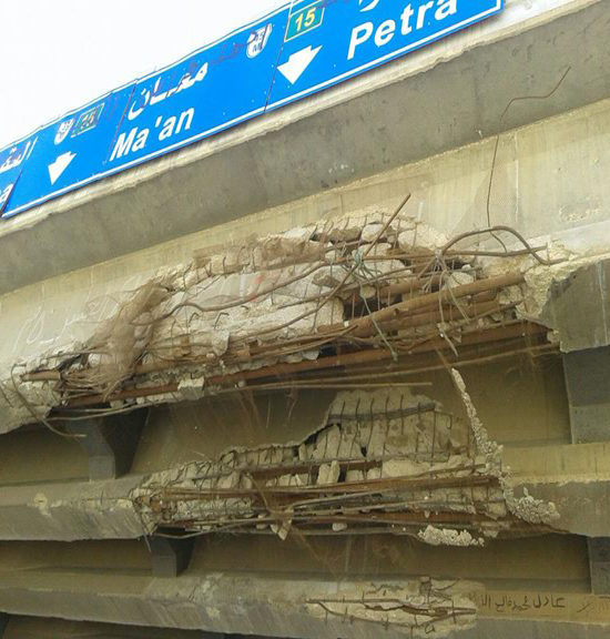 بالصور : جسر الحسينية في معان يهدد الأرواح والممتلكات