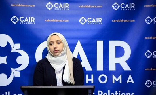 مسلمة أمريكية تتعرض لاعتداء عنصري أمام أبنائها بسبب الحجاب مسلمة أمريكية تتعرض لاعتداء عنصري أمام أبنائها بسبب الحجاب