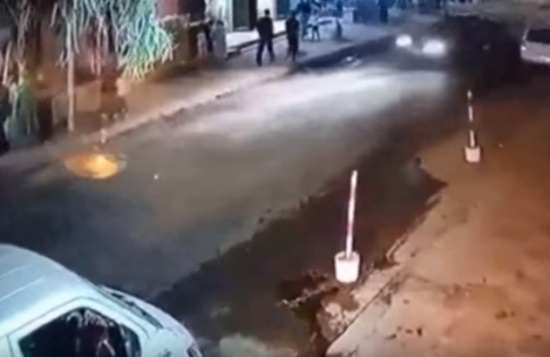فيديو| طفل يسرق سيارة ليلاً ويدهس المارة! فيديو| طفل يسرق سيارة ليلاً ويدهس المارة!