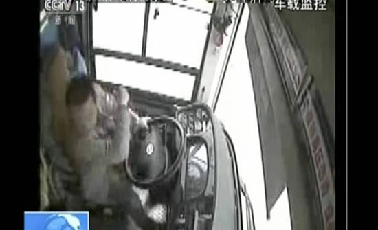 بالفيديو : سقوط حافلة في نهر بالصين بسبب راكبة غاضبة