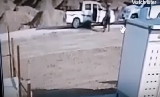شاهد لحظة اغتيال مسؤول حكومي سابق في العراق شاهد لحظة اغتيال مسؤول حكومي سابق في العراق