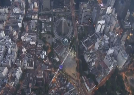 التحليق بين مباني مدينة