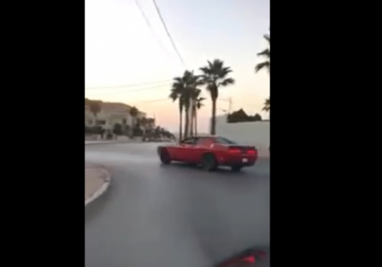 بالفيديو.. فتاة تعرض حياتها للخطر من أجل استعراض سيارتها الفارهة بالأردن