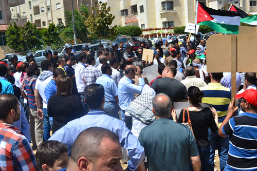 بالصور .. عمان : العشرات امام " الكالوتي " يطالبون بطرد السفير الاسرائيلي