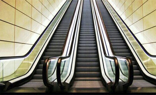 بالفيديو: هل هذه أغرب طريقة لصعود السلالم المتحركة؟