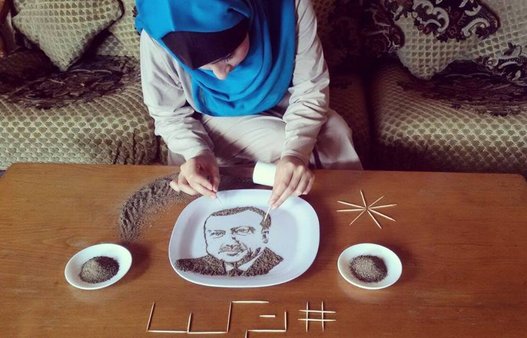 صور| بالسكر والبهار والبازلاء.. فلسطينية ترسم لوحات فنية بالطعام وأواني الطهو.. رسمت لجيفارا وأردوغان!