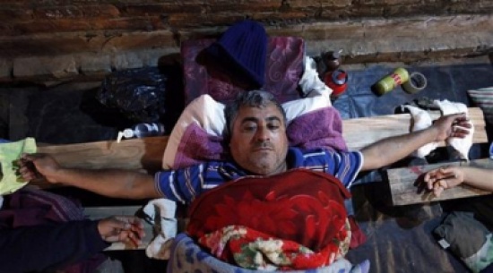 سائقو حافلات يصلبون أنفسهم للمطالبة بالعودة لعملهم