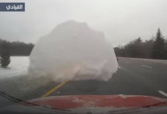 فيديو|لهذا السبب يجب إزالة الثلوج المتراكمة على السيارات!