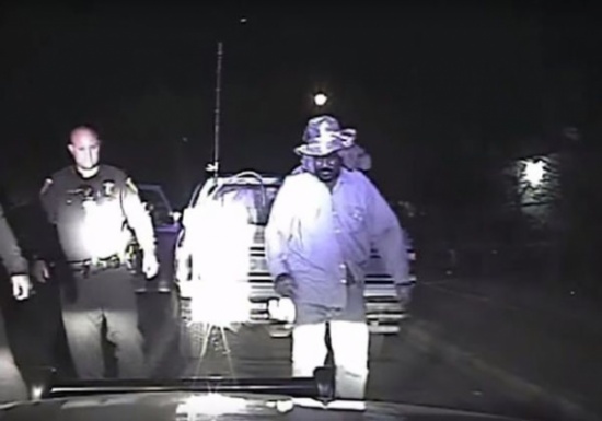 فيديو: ضباط أمريكيون يرفضون إنقاذ متهم أثناء احتضاره