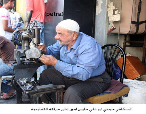 السكافي حمدي ابو علي حارس امين على حرفته التقليدية السكافي حمدي ابو علي حارس امين على حرفته التقليدية