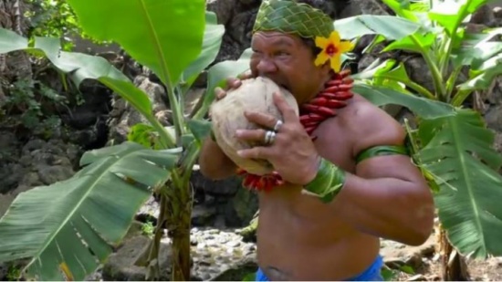 فيديو| أسنانه "منشار من حديد".. هذا ما يفعله بجوز الهند!