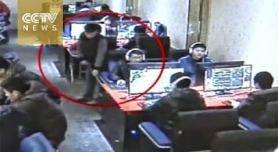 شاهد.. شاب يتظاهر بتنظيف الطاولات لسرقة الهواتف المحمولة