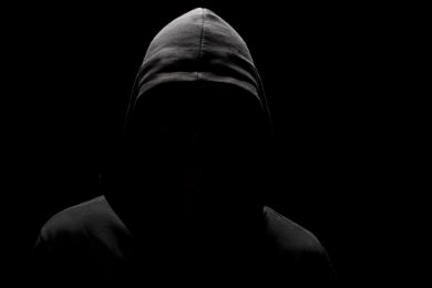 رجل العطس" يثير فزع السيدات في إنجلترا.. والشرطة تطلب المساعدة